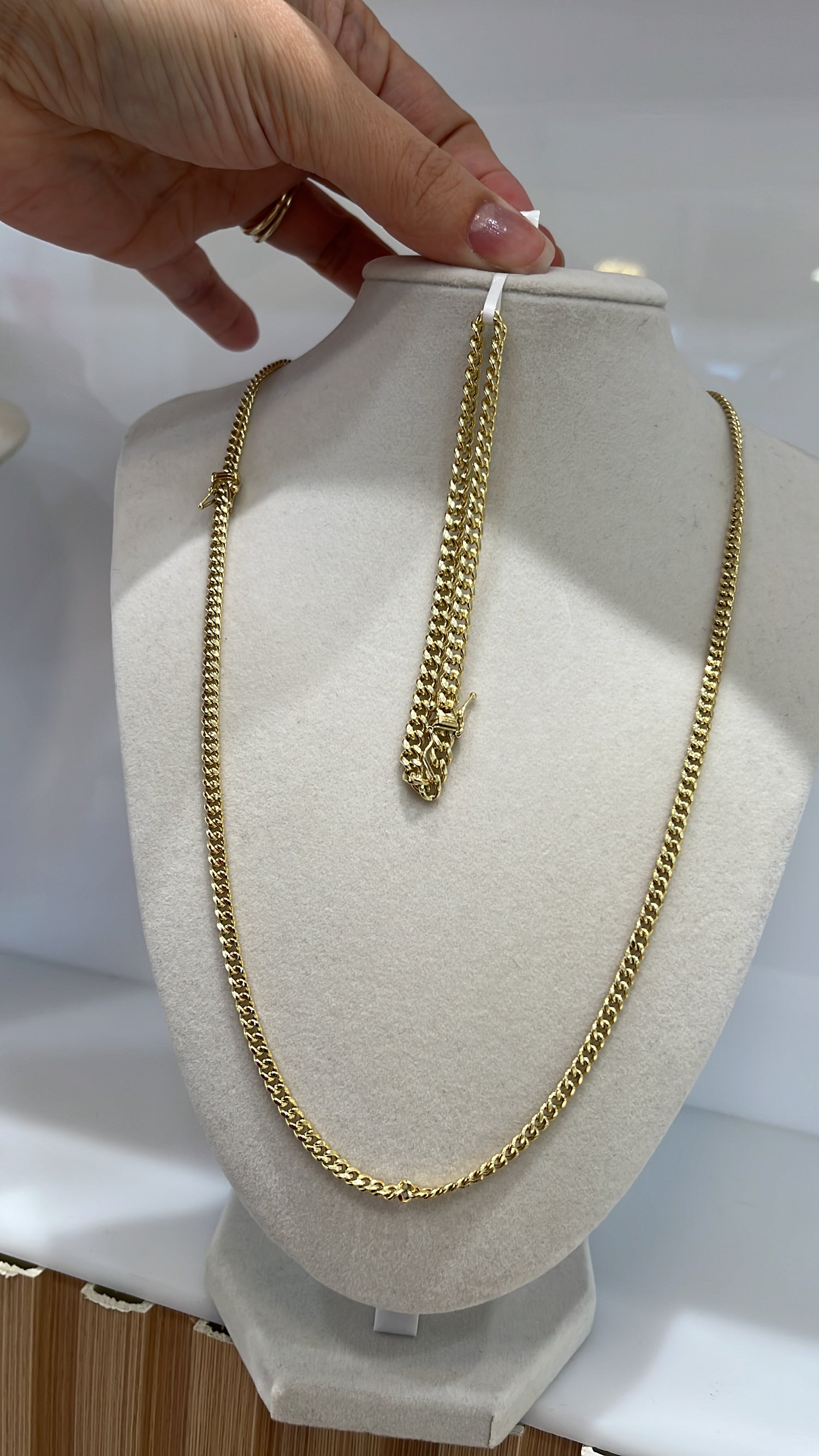 Cadena Hallow Oro 10k y Pulsera Halle Oro 10k