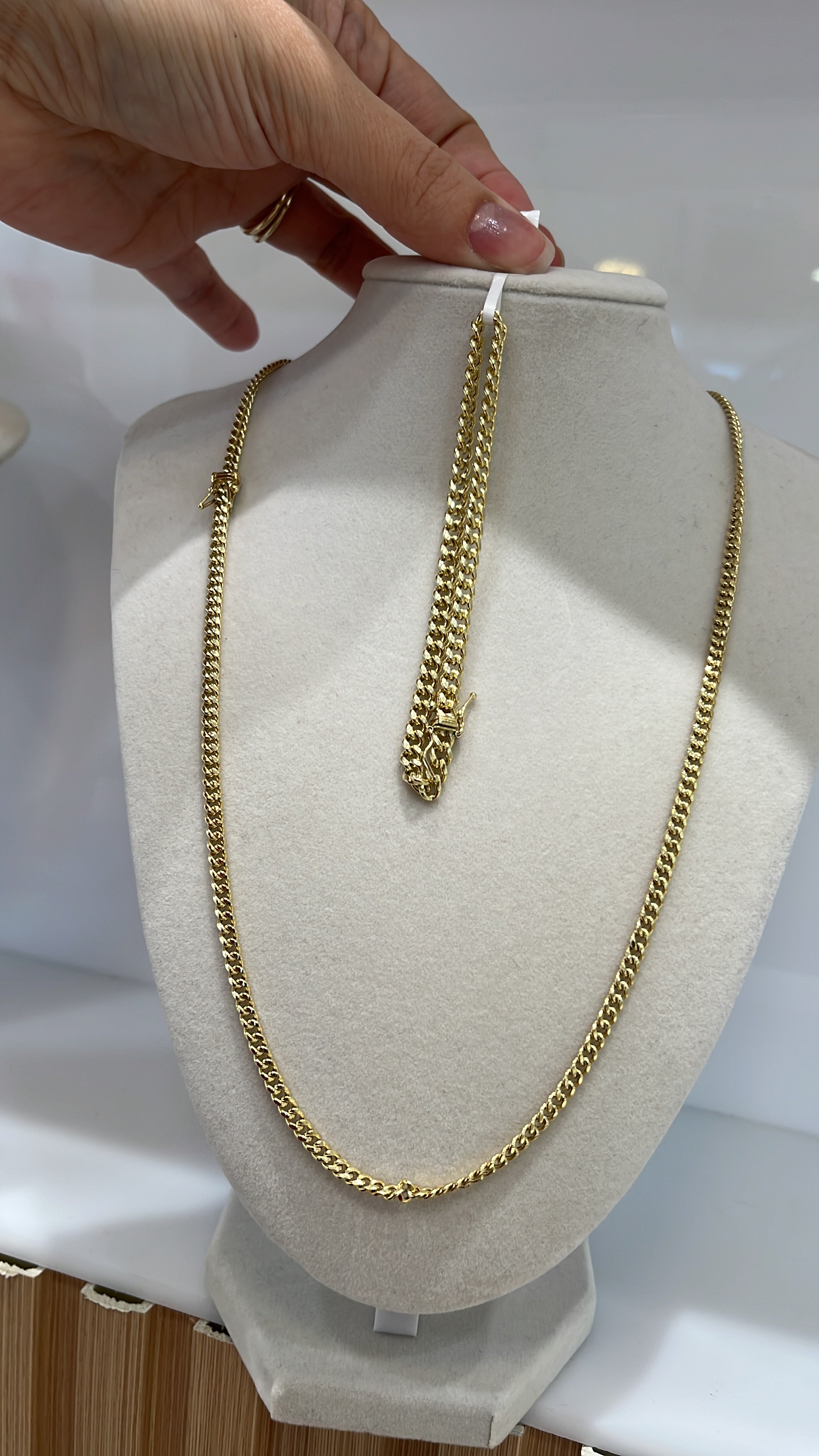 Cadena Hallow Oro 10k y Pulsera Halle Oro 10k